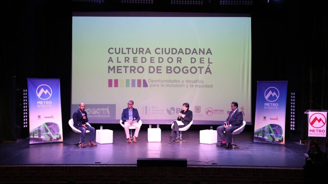 Foto general del escenario del panel de cultura ciudadana alrededor del metro de Bogotá