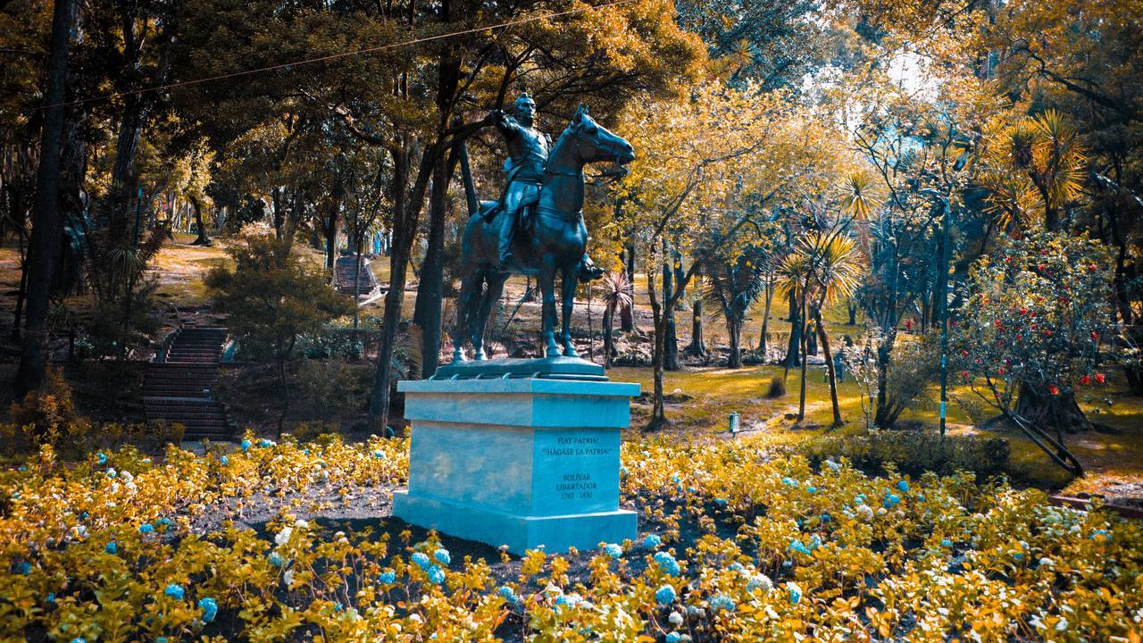 Vista frontal de la escultura del Bolívar ecuestre, rodeado por muchas hortensias en el Jardín de las Hortensias en el Parque de la Independencia