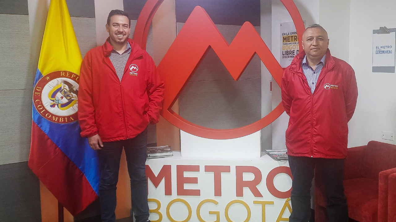 Mario Yisbey Gil Álvarez, profesional especializado de la Subgerencia de Material Rodante de Equipos y Sistemas (MARES) y  Fabian Andrés Carrascal, profesional de Gestión de Proyectos de la Empresa Metro de Bogotá (EMB), estarán en China hasta el próximo 15 de diciembre verificando la calidad de los materiales de los trenes de la PLMB y las puertas de andén de las estaciones.