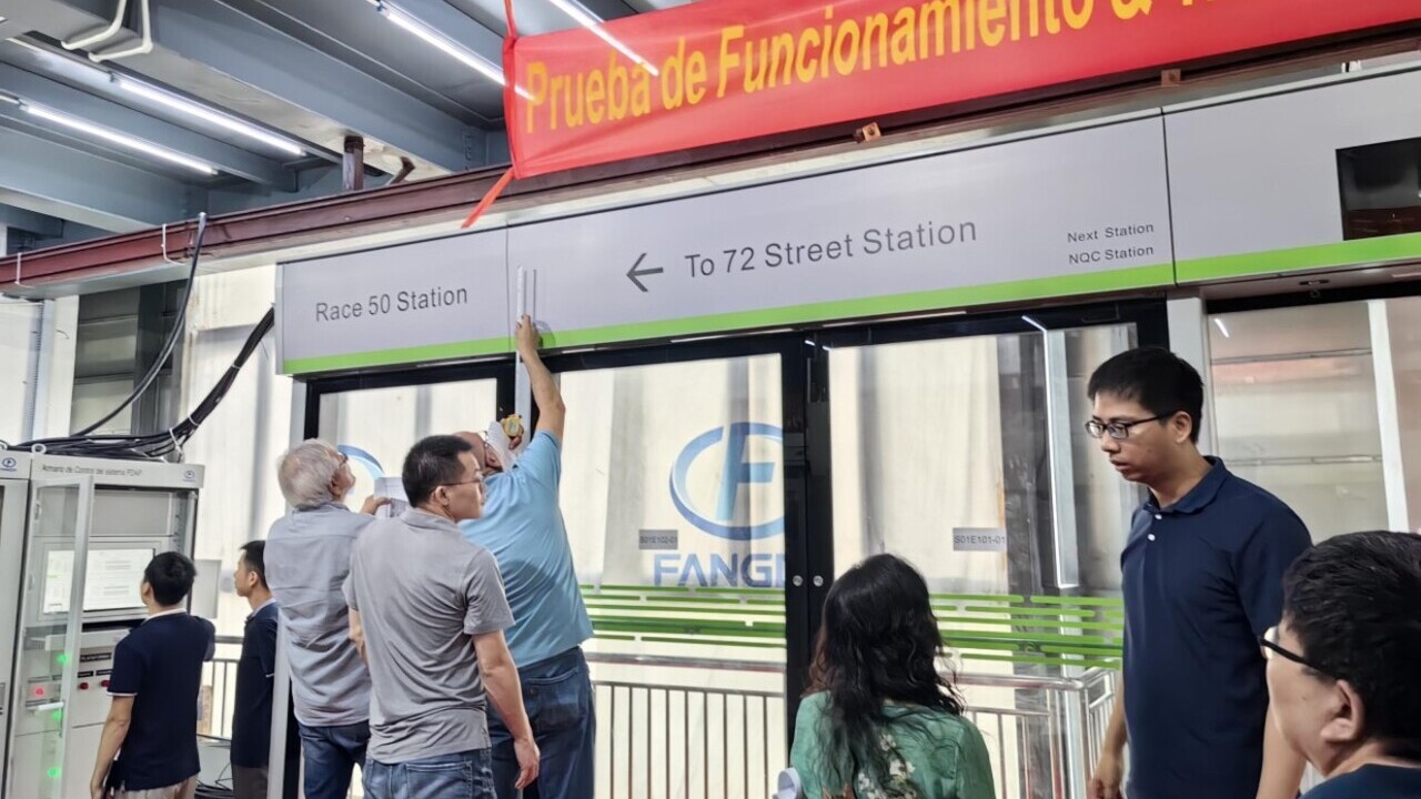 Trabajadores chinos verificando los sistemas en las pruebas de las puertas de andén