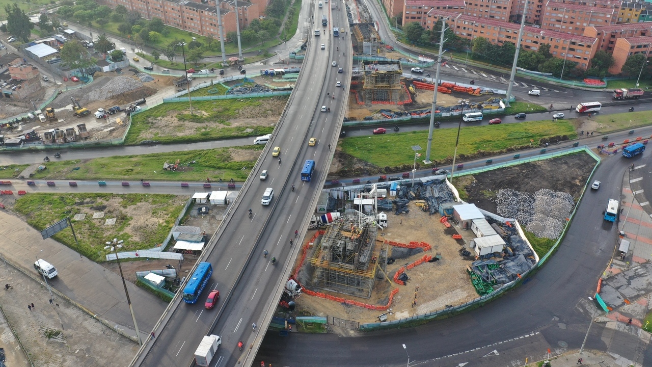 Foto aérea de la intervención en el puente vehicular de la av. Primero de Mayo con av. 68