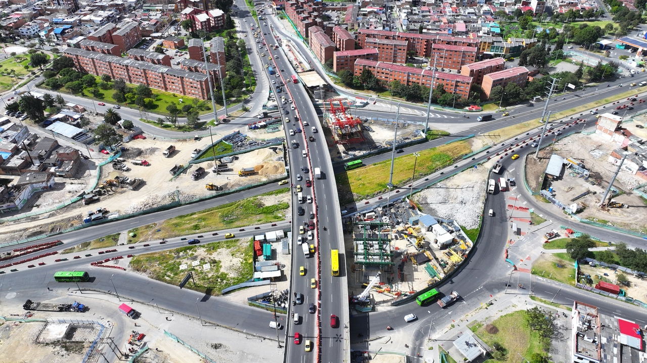 Foto aérea del área de intervención en el puente vehicular de la av. Primero de Mayo con av. 68