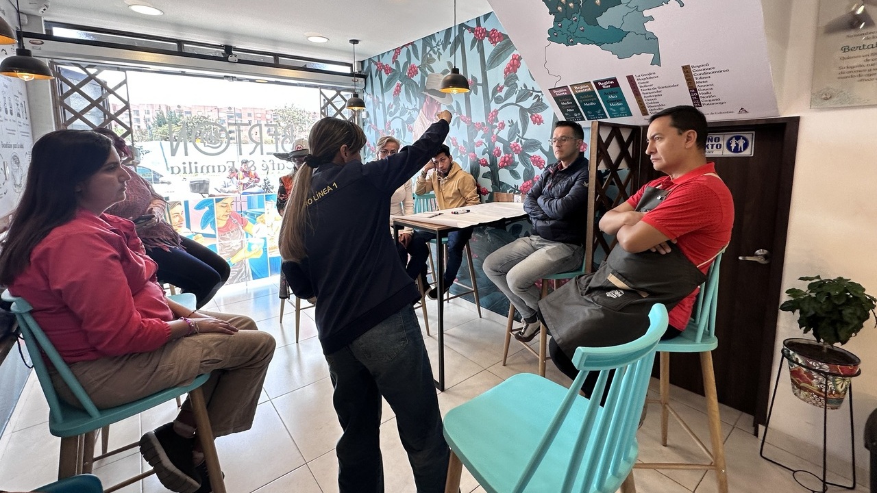 Reunión de varios empresarios en un restaurante