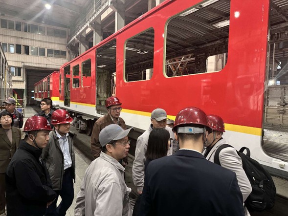 Personas inspeccionando el tren