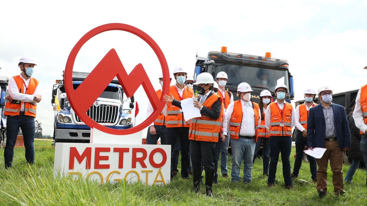 Totem Metro junto a la alcaldesa Claudia y muchos trabajadores