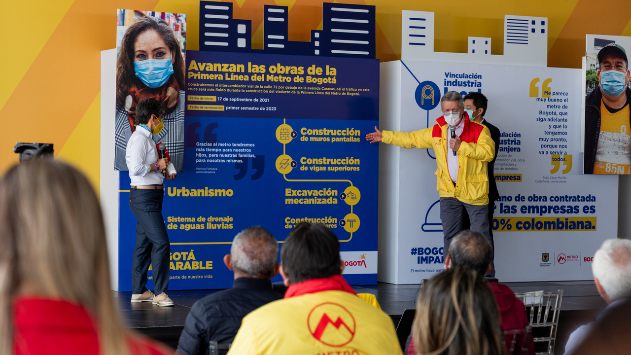 Alcaldesa y gerente Metro frente a panel con información de Metro