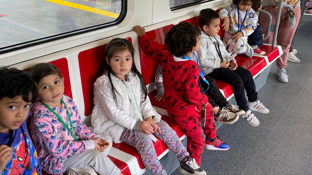 Niños en Vagón Escuela