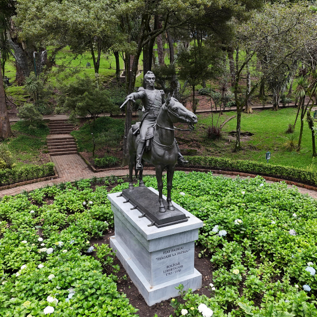 Empresa Metro hace entrega a Bogotá de la escultura ecuestre de Simón Bolívar en el parque de La Independencia 