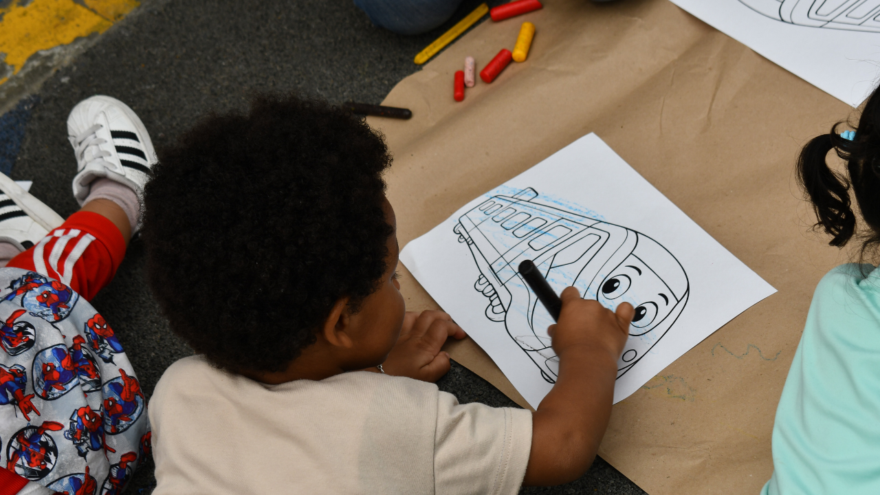 Niño pintando el Metro