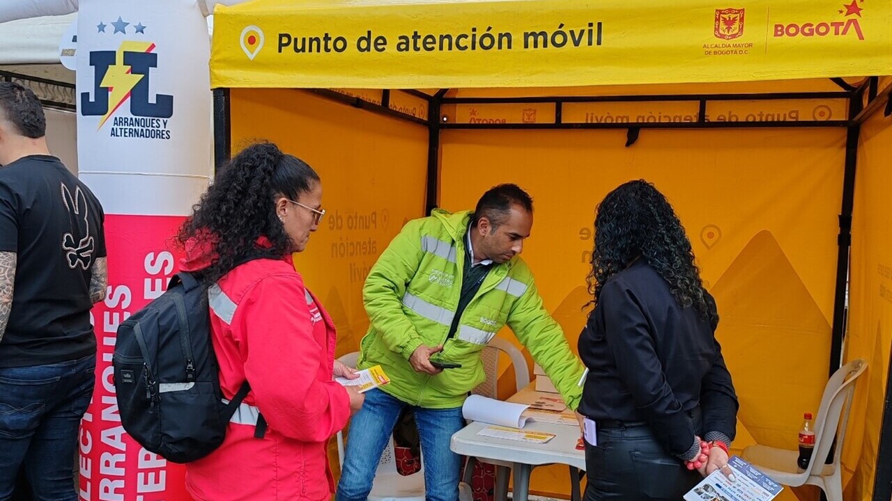 Personas en la feria comercial de la Estanzuela