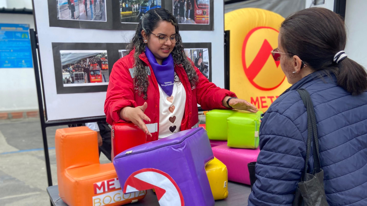 Colaboradora del Metro junto a la ciudadanía