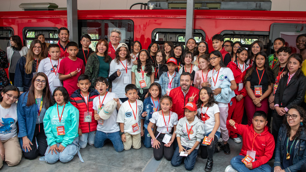 Visita de niños y niñas al Vagón Escuela