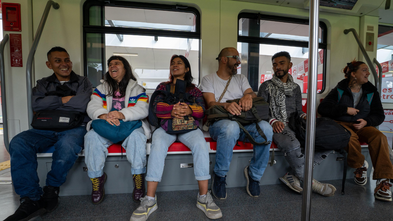 Personas en el Vagón Escuela de la L1MB