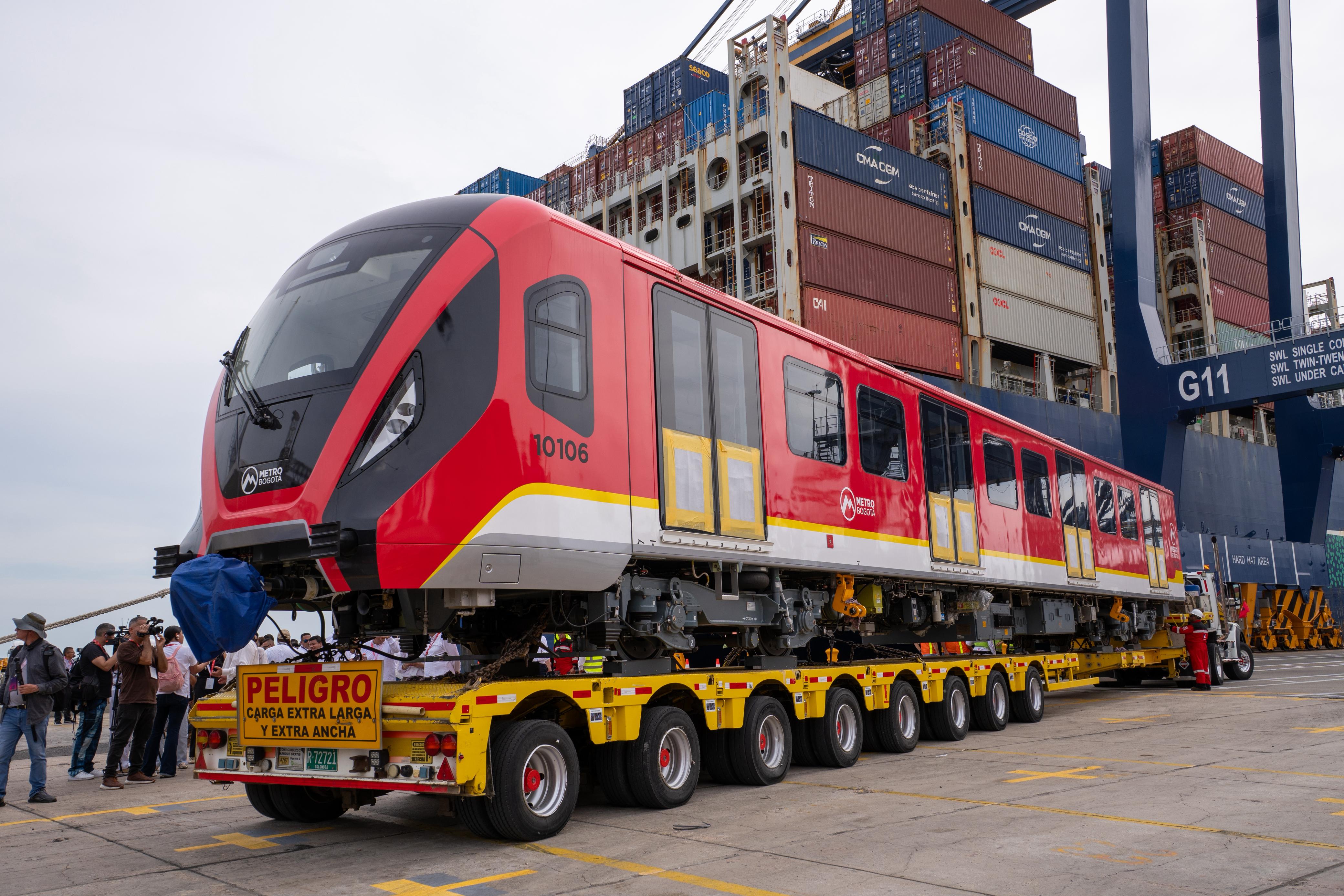 Primer tren de la línea 1
