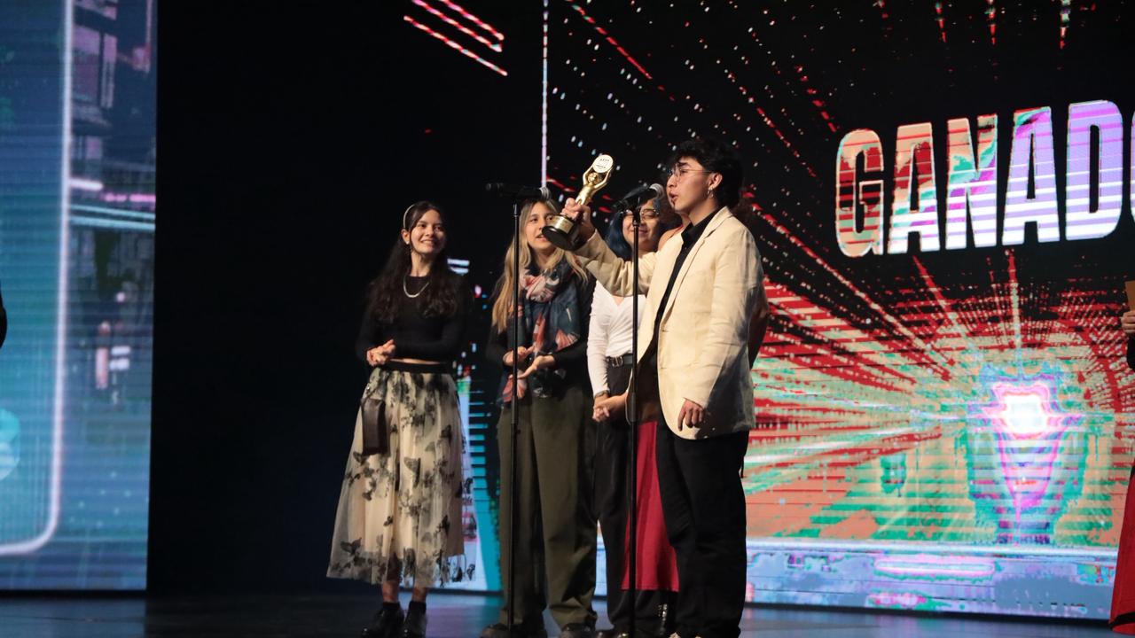 Fotografía con personas recibiendo un galardón