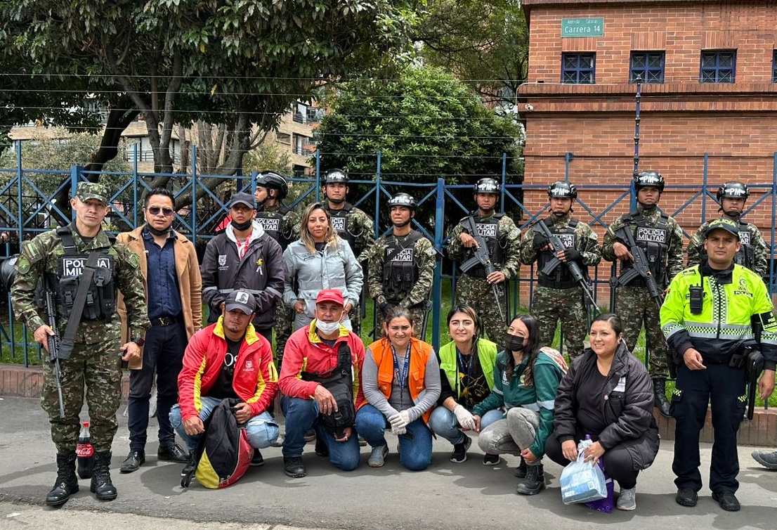 Grupo de Metro Línea 1 junto a la Policía