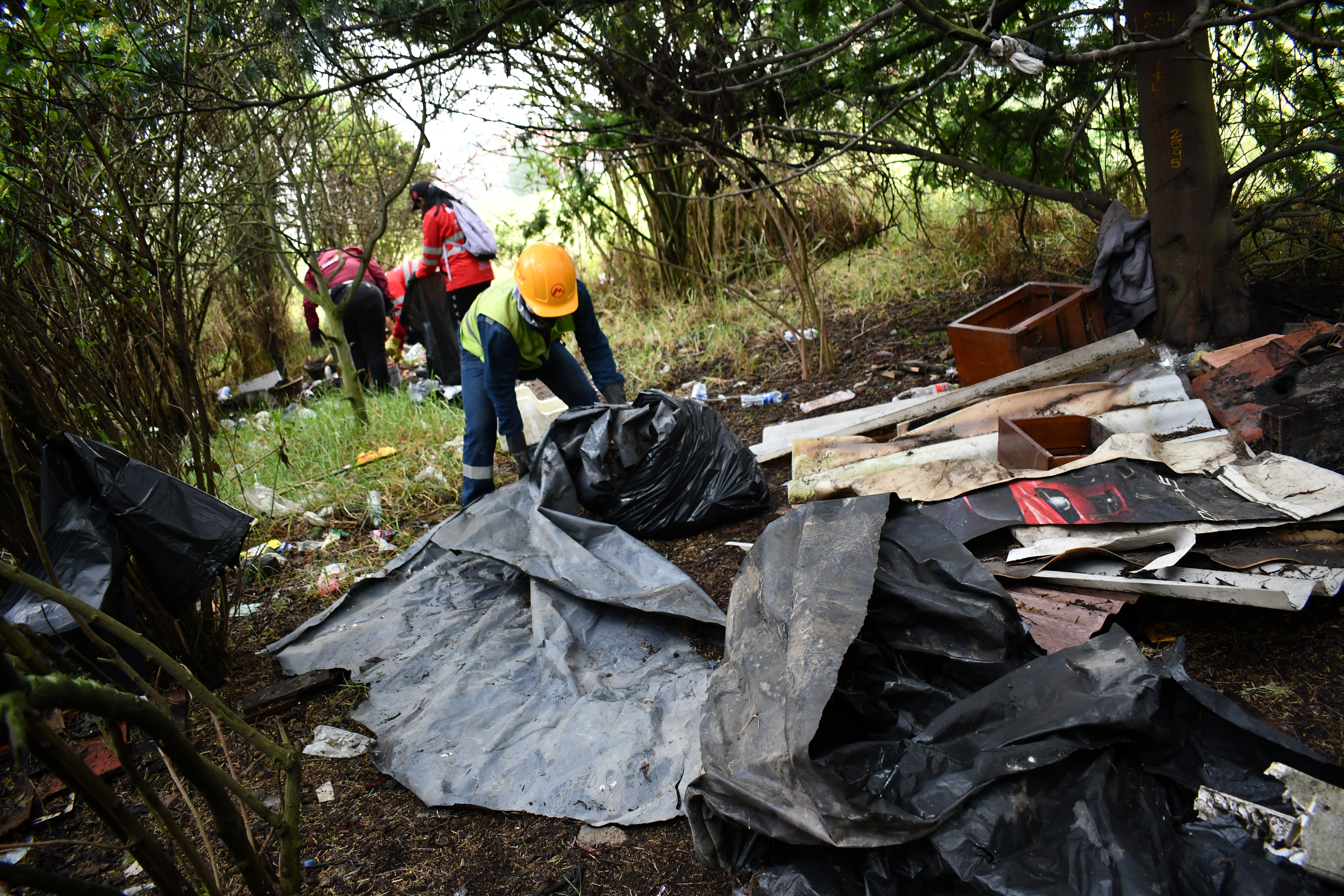 Trabajador que participó de la jornada de limpieza