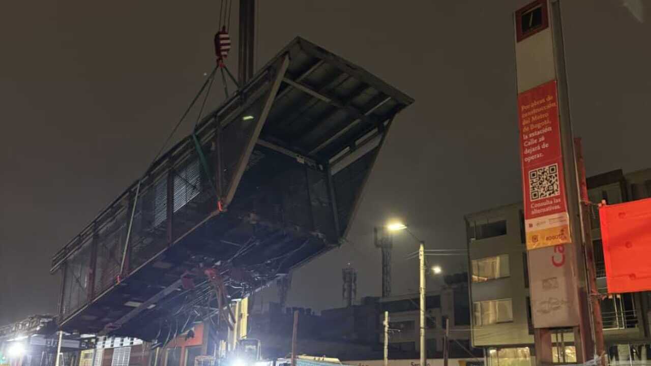 Foto que muestra cómo la grúa estaba izando la estructura metálica del BRT durante la noche