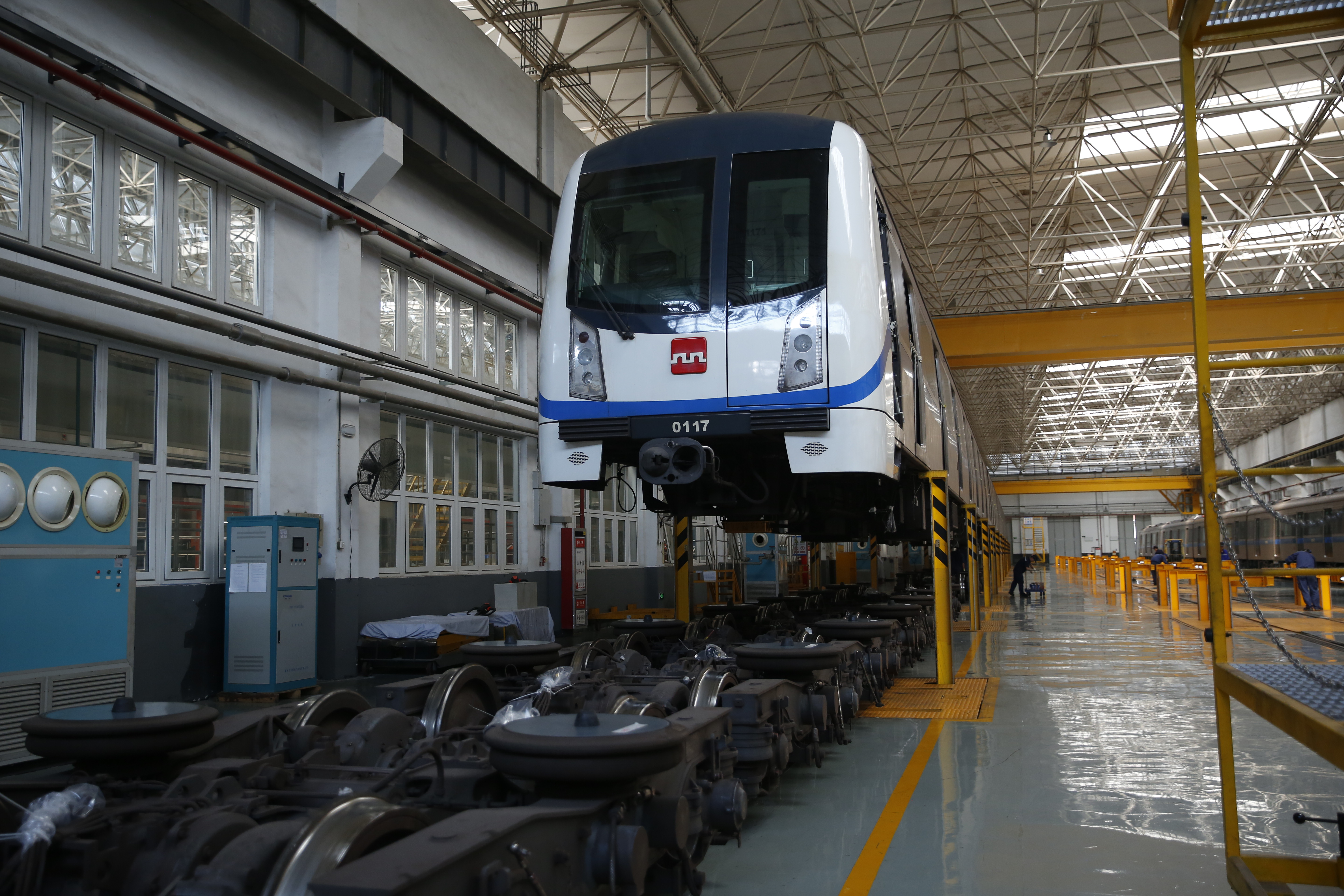 Un tren suspendido en la estructura de mantenimiento dentro del patio taller en China