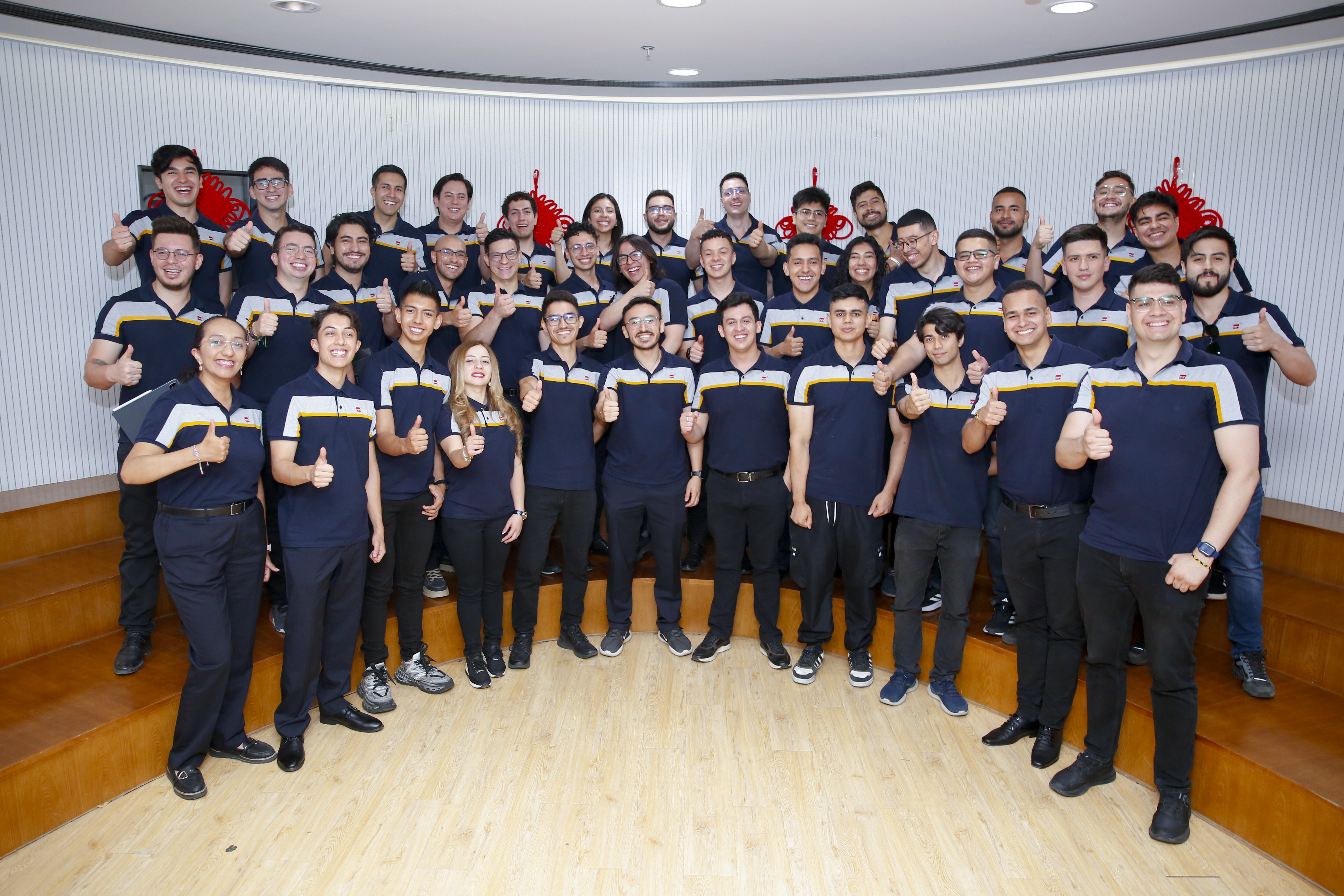 Los muchachos del programa de talentos posando juntos sonriendo con el pulgar arriba en señal de aprobación