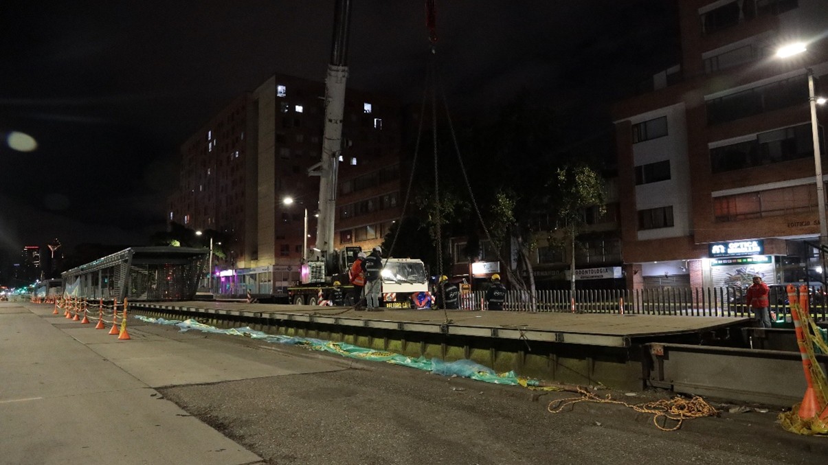Foto nocturna de una estación de Transmilenio que se está desmontando