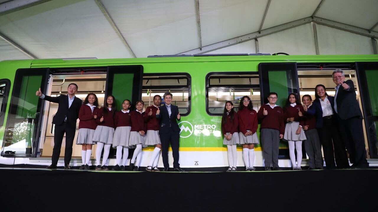 Vagón prototipo con niños de un colegio público y funcionaros del Distrito