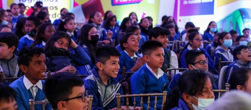 Niños riendo en la actividad de cultura ciudadana en el colegio Manuela Beltrán