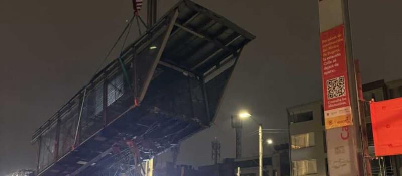 Foto que muestra cómo la grúa estaba izando la estructura metálica del BRT durante la noche