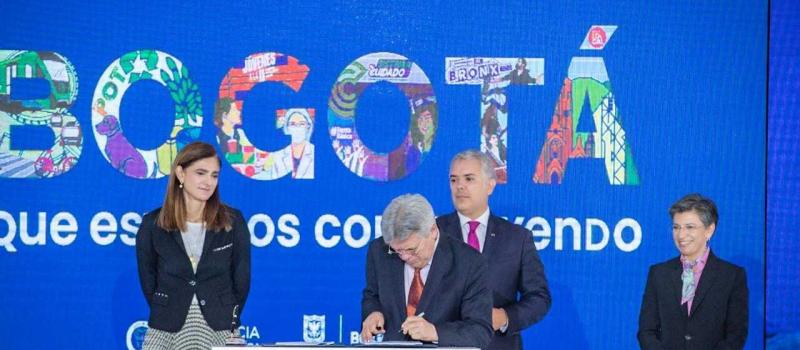 Gerente Leonidas Narváez firmando el convenio de cofinanciación para la Línea 2 del Metro de Bogotá