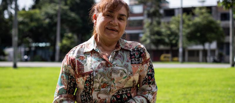 Profesora Luz Marina sonriendo en un parque