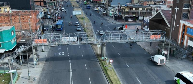 Foto del puente peatonal de la av. Primero de Mayo entre carreras 52B y 52C