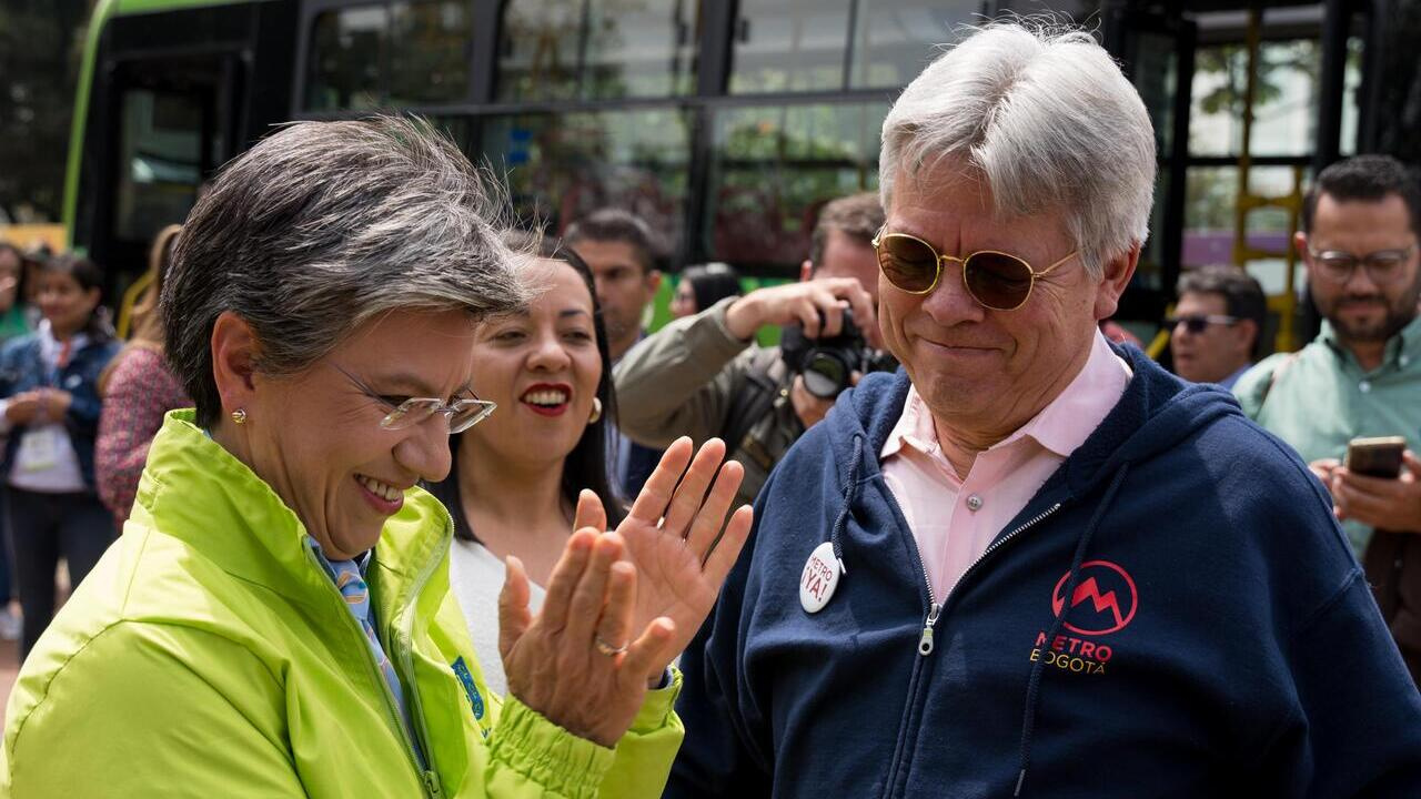Alcaldesa Claudia López sonriendo junto al gerente del Metro de Bogotá, Leonidas NarváezBogotá D.C., miércoles 1 de noviembre de 2023. El Directorio del Banco Interamericano de Desarrollo (BID) aprobó hoy en Washington una línea de crédito por 415 millones de dólares, con una operación inicial de 50 millones de dólares para financiar la Línea 2 del Metro de Bogotá subterránea a Suba y Engativá.  “La Red Metro no para, y mientras avanzan las obras de la Primera Línea en la ciudad, acabamos de recibir este im