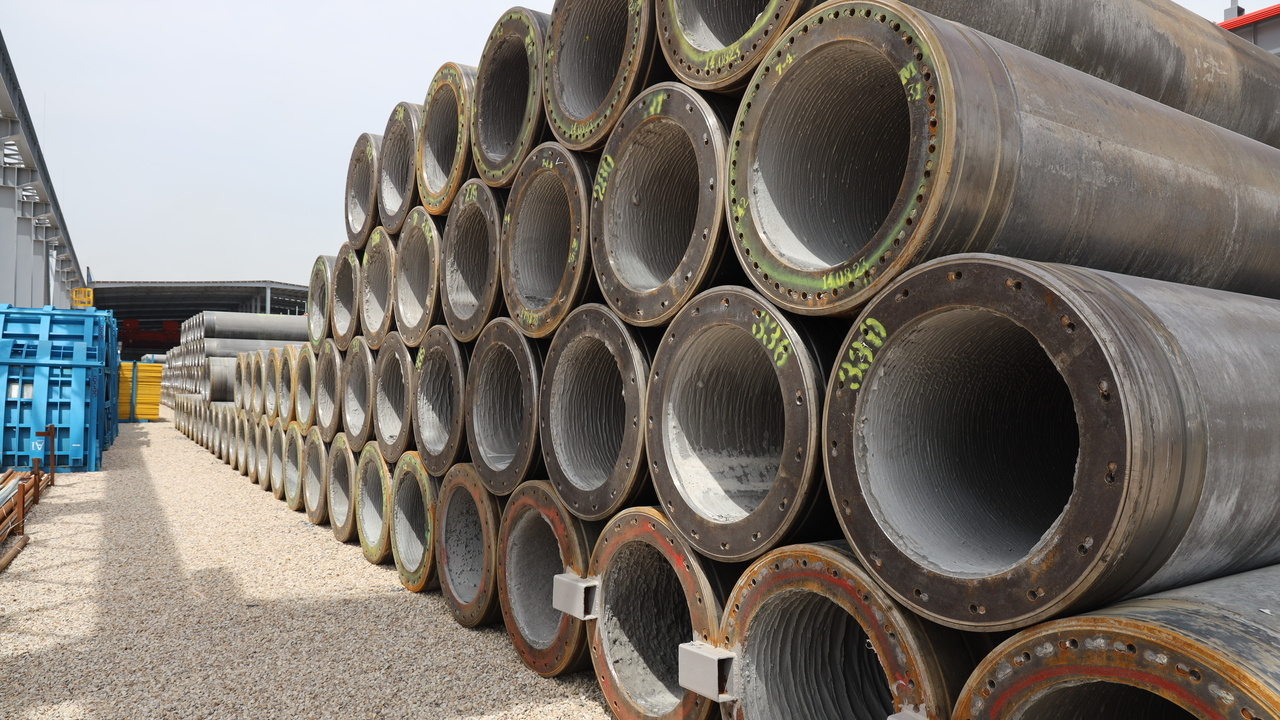 Torre de varios pilotes PHC apilados en el patio taller