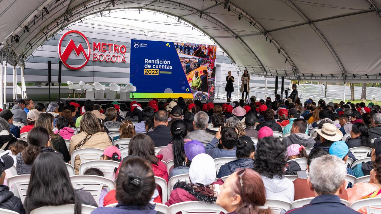 La ciudadanía está sentada en sillas viendo hacia la pantalla donde se está proyectando la presentación de Rendición de cuentas