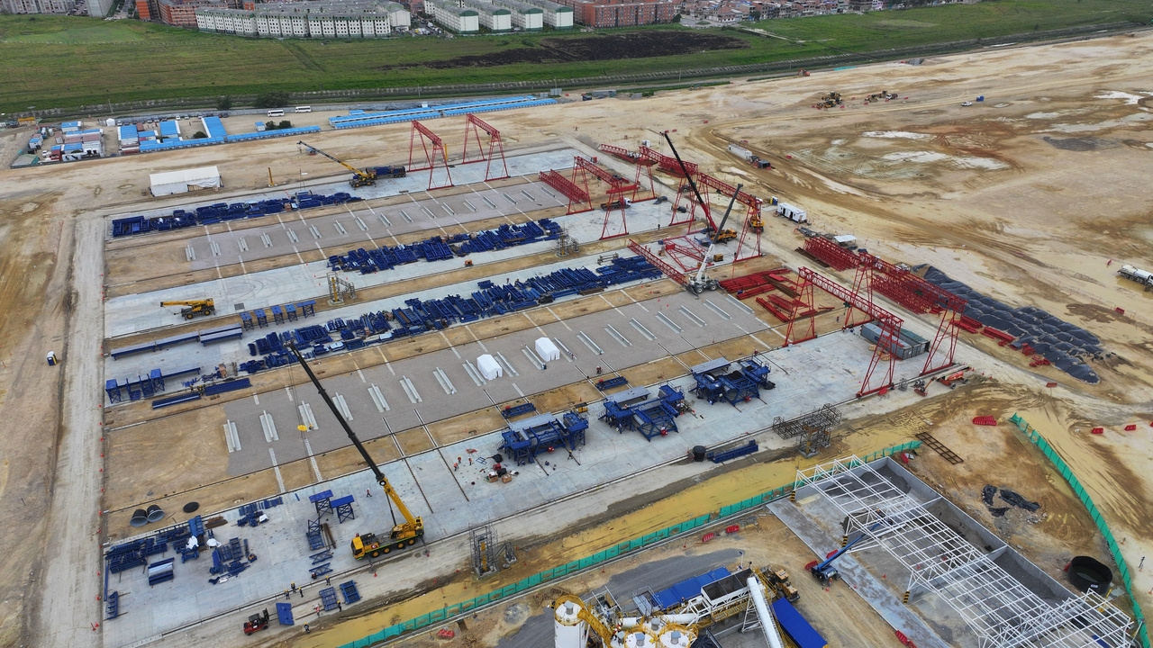 Imagen aérea del patio taller en Bosa donde se ve el avance de obra en el patio de prefabricados de vigas U