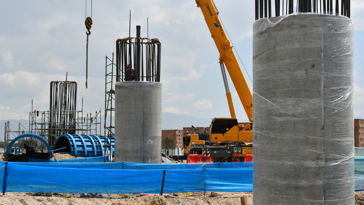 Foto de las dos primeras columnas del viaducto de la Primera Línea del Metro de Bogotá