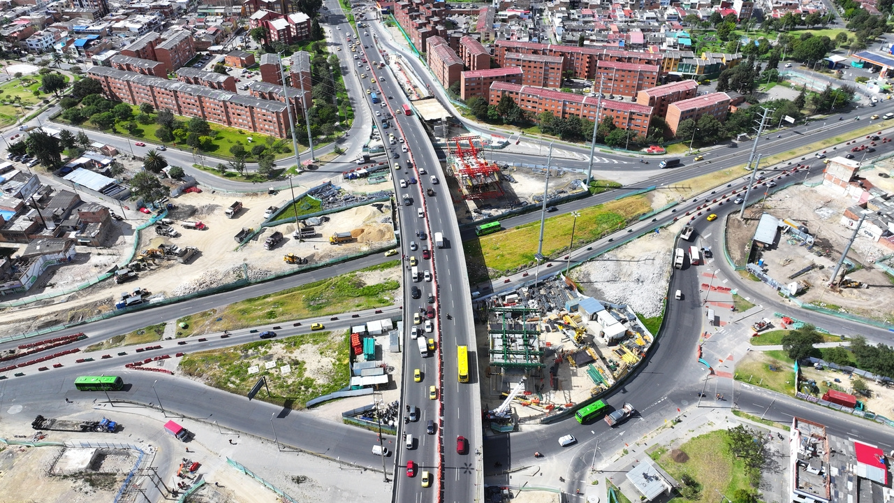 Foto aérea del área de intervención en el puente vehicular de la av. Primero de Mayo con av. 68