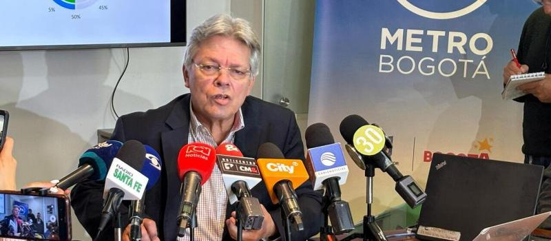 Gerente general dando declaraciones en rueda de prensa en las instalaciones de la Empresa Metro de Bogotá