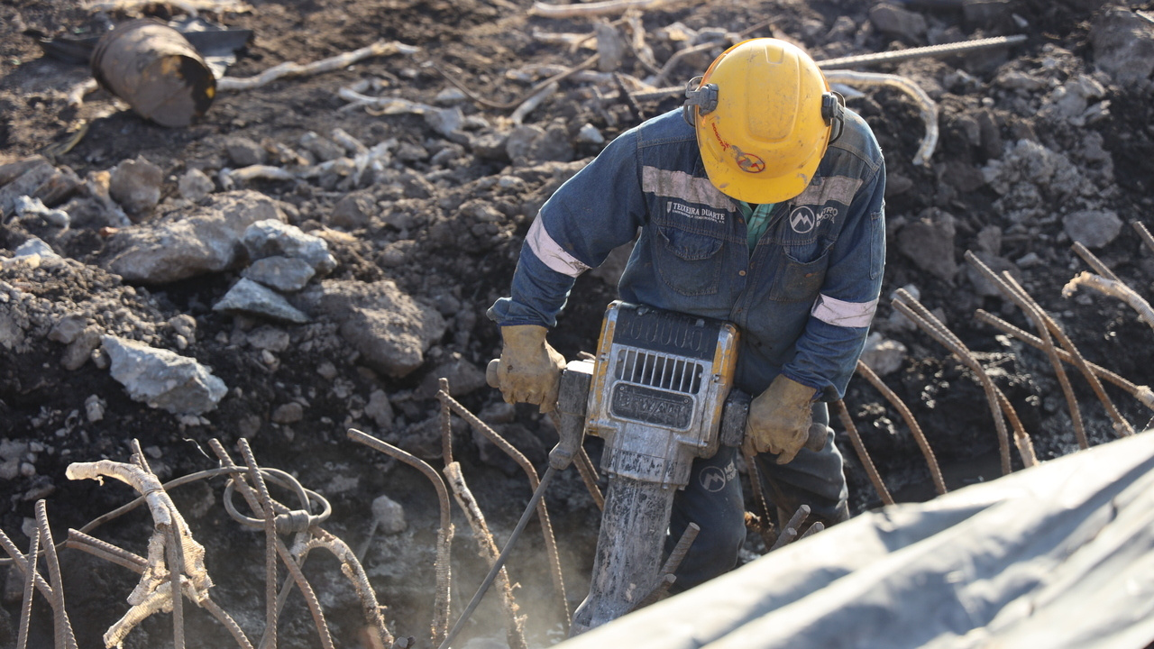 Trabajador del Metro con un martillo hidráulico de perforación del suelo