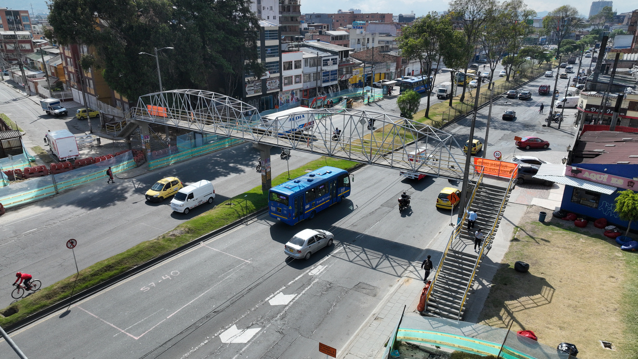 Vista aérea del puente peatonal de la av. Primero de Mayo con carrera 68D