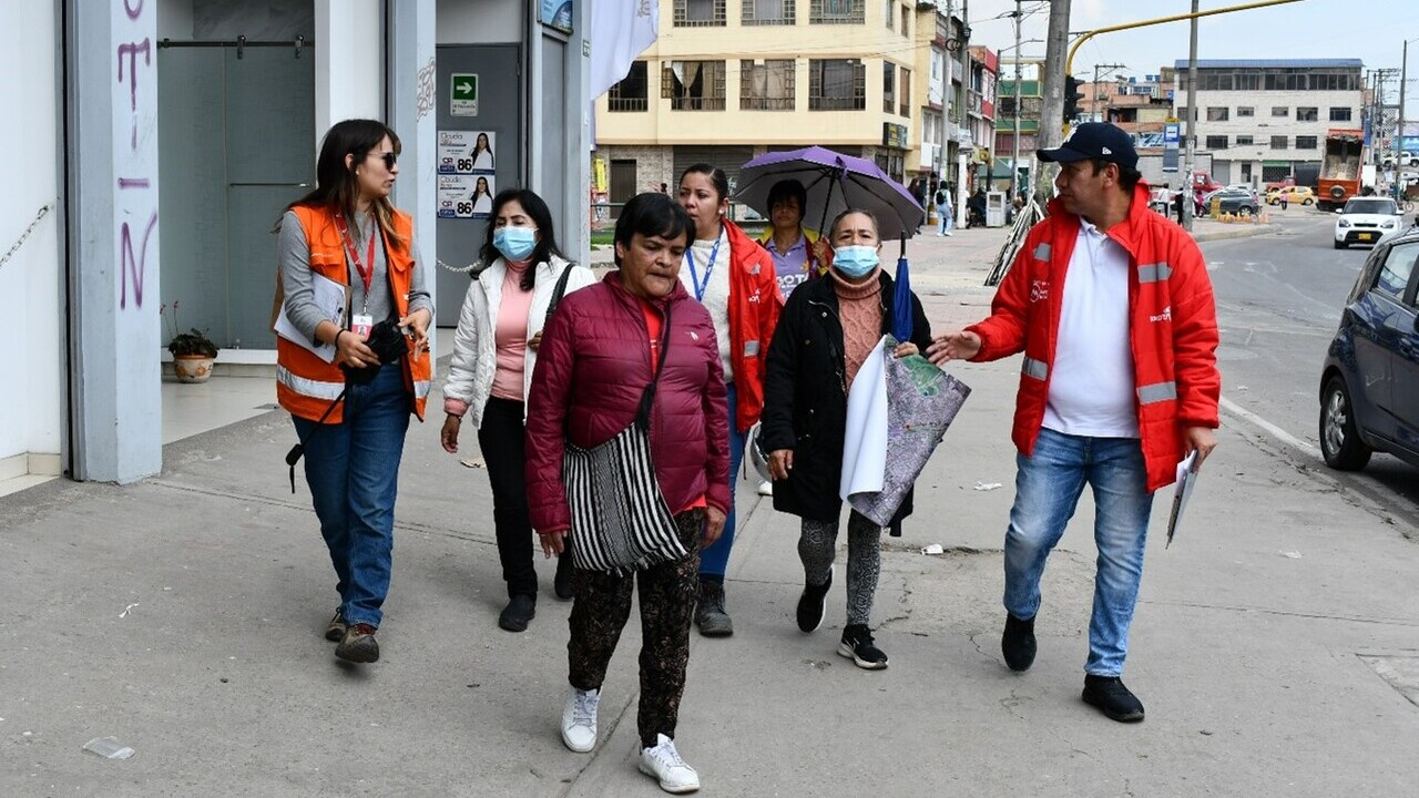 Foto de un recorrido con mujeres por uno de los tramos del Metro de Bogotá