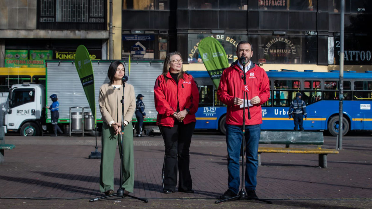 El alcalde mayor de Bogotá presenta la ruta preferencial en la calle 13