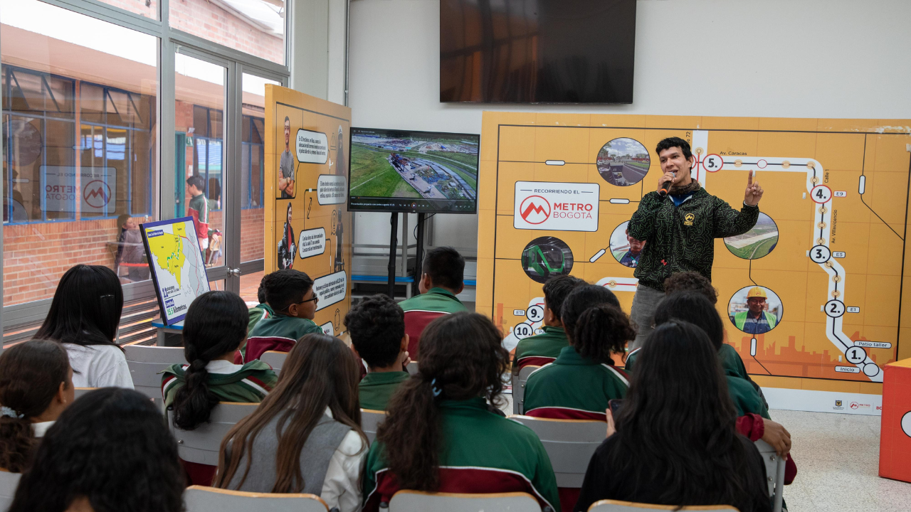 Presentador de Recorriendo Nuestro Metro en colegio bogotano