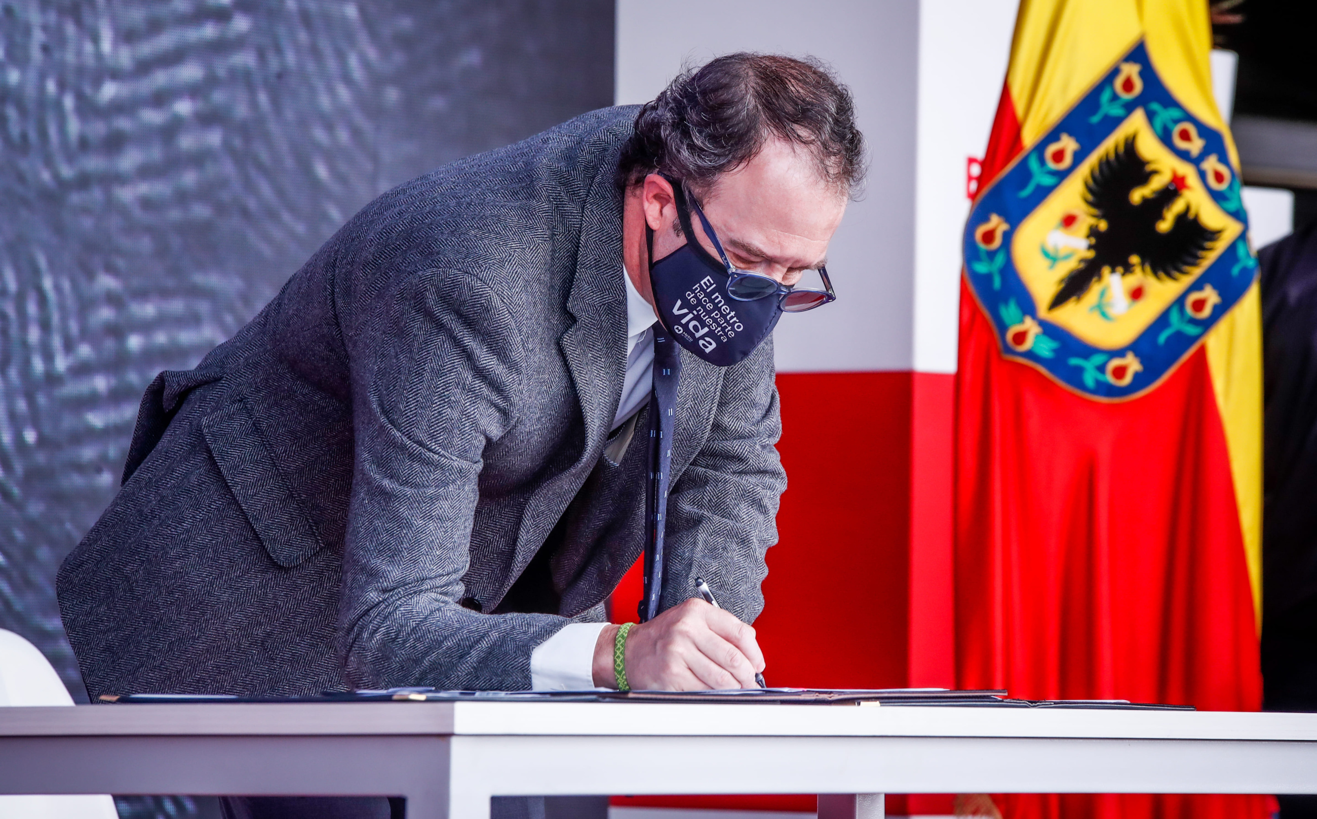 Gerente Andrés Escobar firmando el acta de inicio