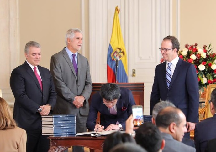 Presidente Duque, alcalde Peñalosa, Wu Yu, gerente Andrés Escobar firmando el contrato en la Casa de Nariño