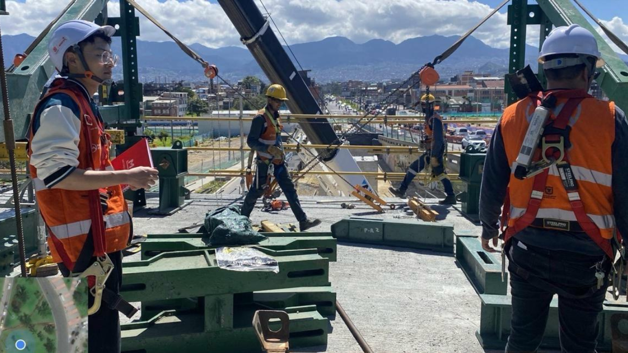 Trabajadores en obras de la Línea 1 del Metro de Bogotá