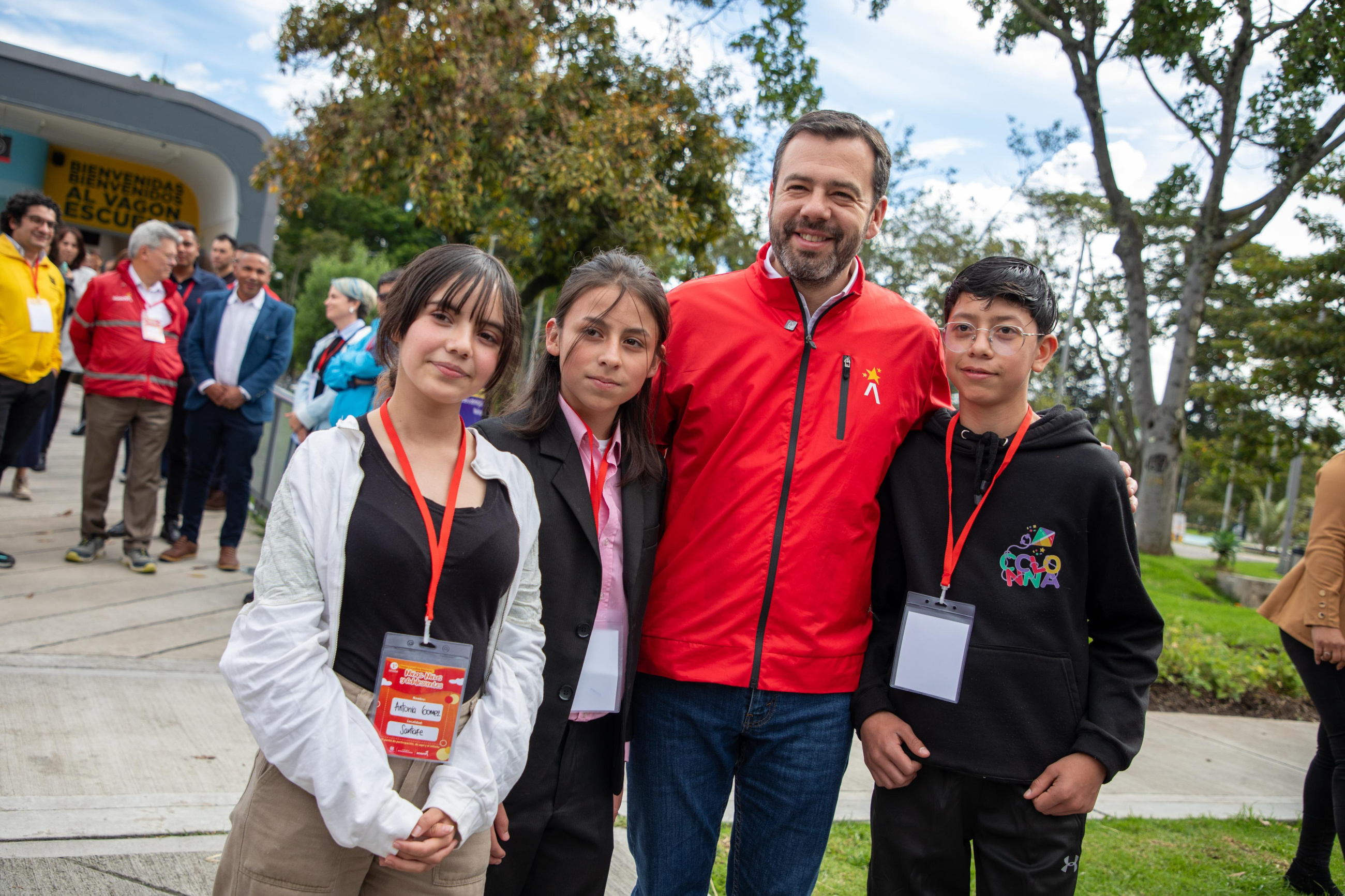 Alcalde con niños en el Vagón Escuela de la L1MB