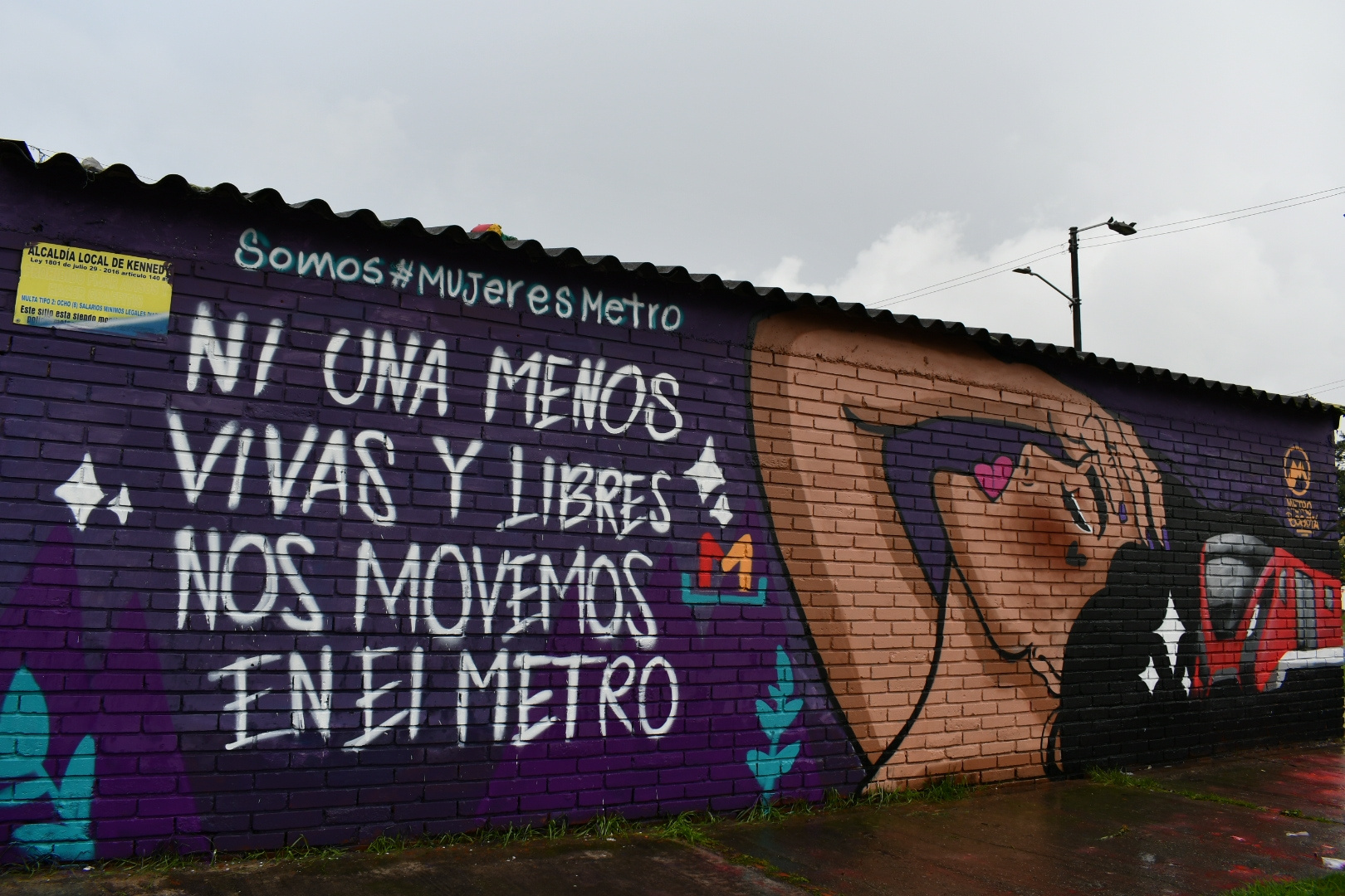 Graffiti sobre Somos mujeres Metro