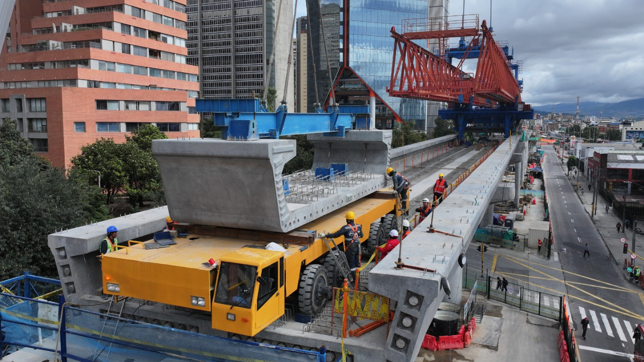 Carro amarillo que permite movilizar las dovelas encima del viaducto