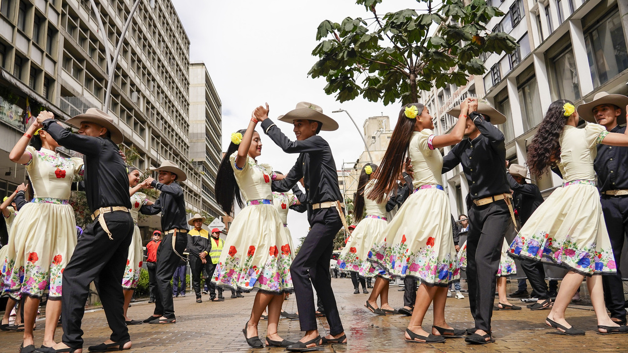 Bailarines en parejas. Foto: IDARTES